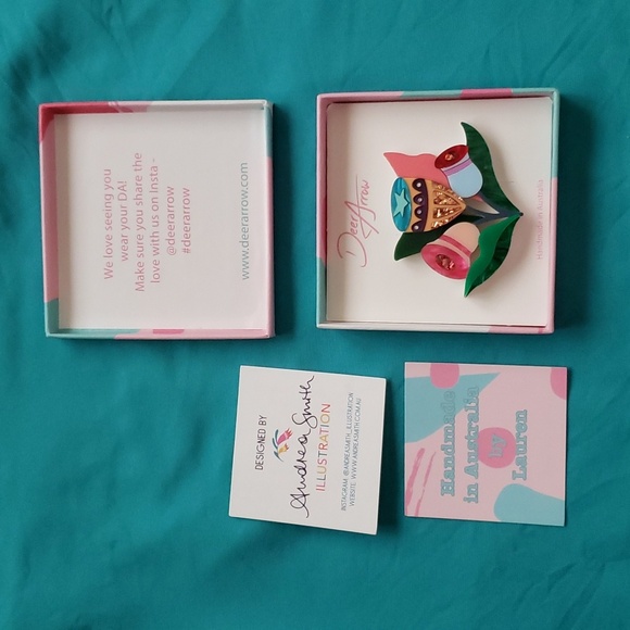 Deer Arrow Gum Nuts brooch. Australian floral. New in box. 60 made. - Picture 3 of 5